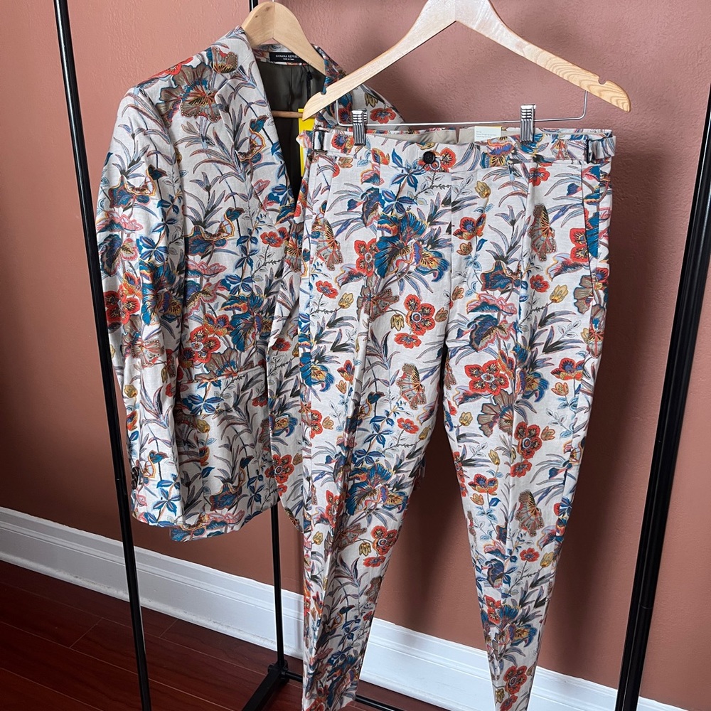 Banana Republic Floral suit, size 40R jacket and 32R pants. NEVER WORN